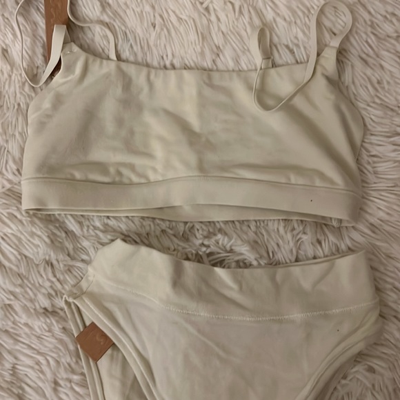 SKIMS sheer Scoop Neck Bralette and bottom set - Picture 3 of 9